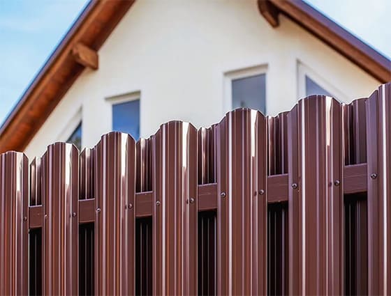 Як вибрати металеві штахети для вашого паркану