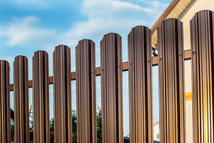 5 основних переваг огорожі з євроштахетника