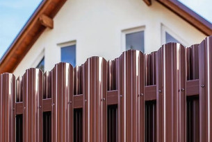 Як вибрати металеві штахети 