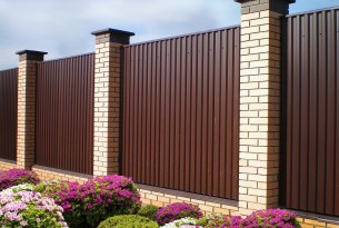 Паркани з профнастилу: плюси і мінуси