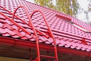 Навіщо потрібні снігозатримувачі для даху